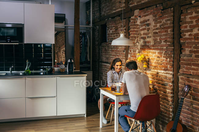Giovane coppia che fa colazione — Foto stock