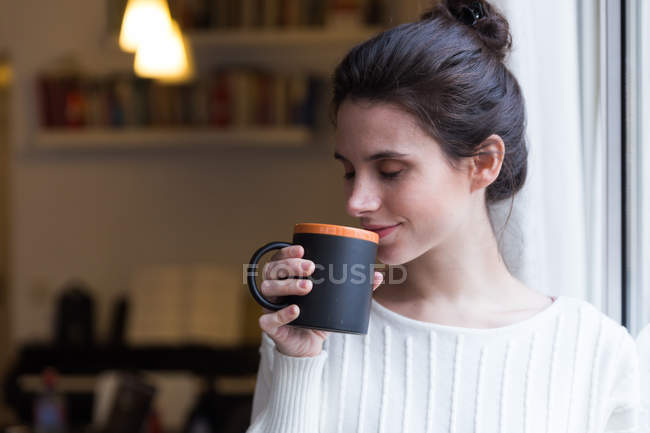 Брюнетка дівчина на очі закриті питної чашку какао — стокове фото