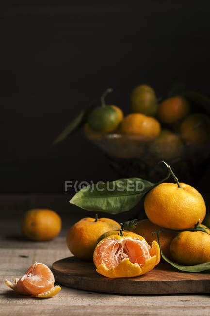 Свіжі мандаринами над дерев'яний стіл — стокове фото