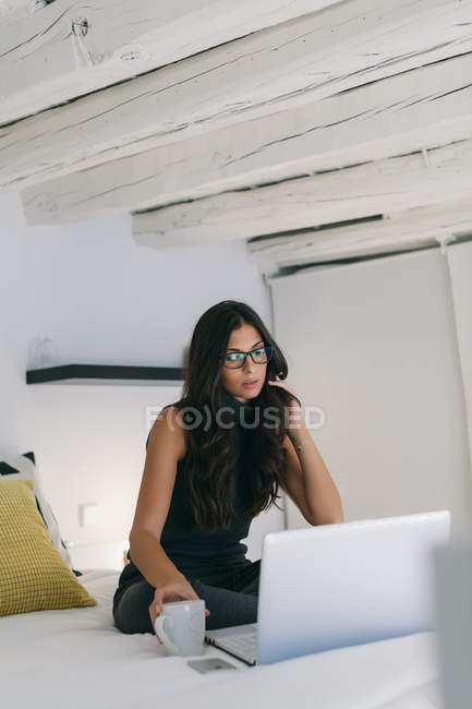 Donna che utilizza un computer portatile — Foto stock