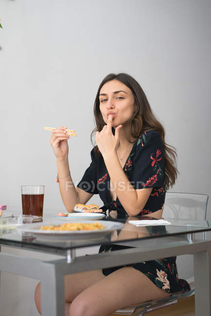 Donna godendo sushi — Foto stock