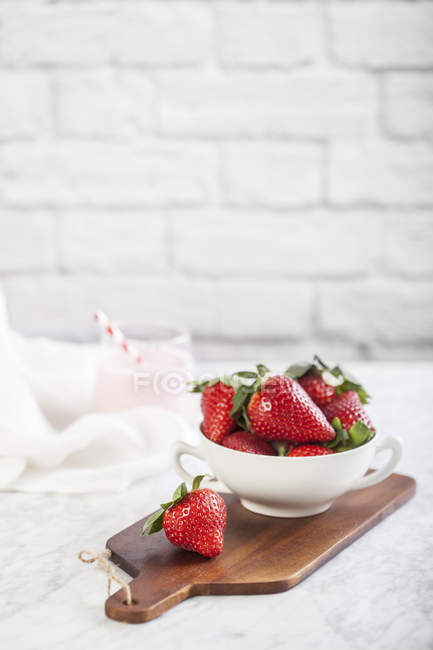 Fresas frescas y batido de fresas - foto de stock