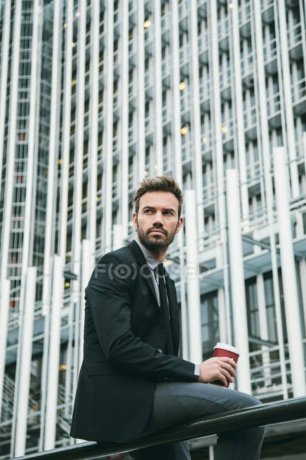 Hombre de negocios guapo bebiendo café - foto de stock