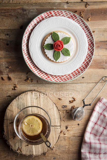 Tea with lemon and decorated cookie — Stock Photo