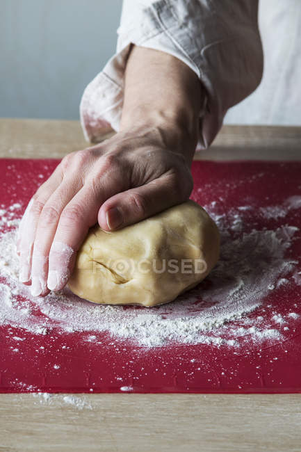 Femme pétrissage pâtisserie — Photo de stock