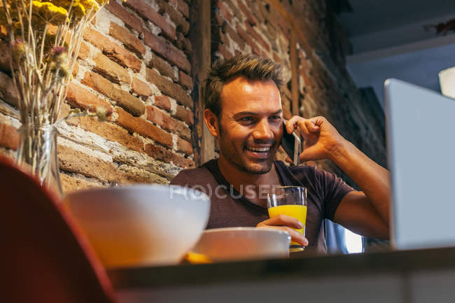 Mann arbeitet mit Telefon — Stockfoto