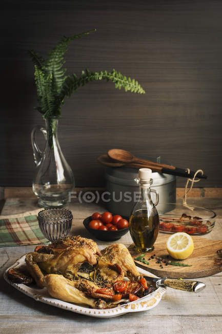 Pollo asado servido en la mesa - foto de stock