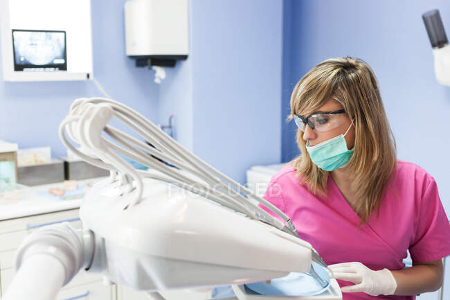 Стоматолог працює в клініці — стокове фото