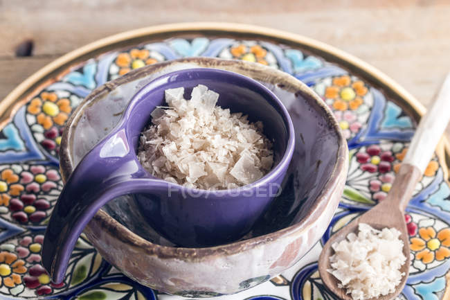 Грубая соль в керамических мисках — стоковое фото
