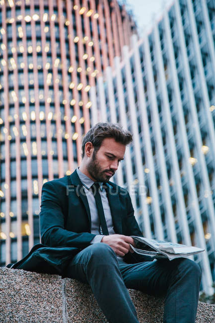 Homme d'affaires tenant un journal — Photo de stock