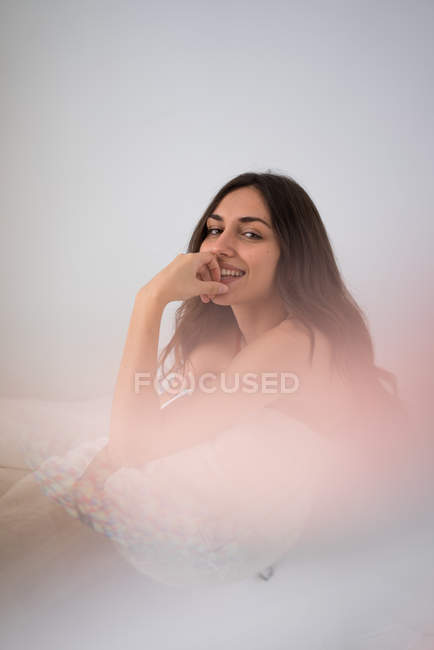 Женщина на кровати в тумане — стоковое фото