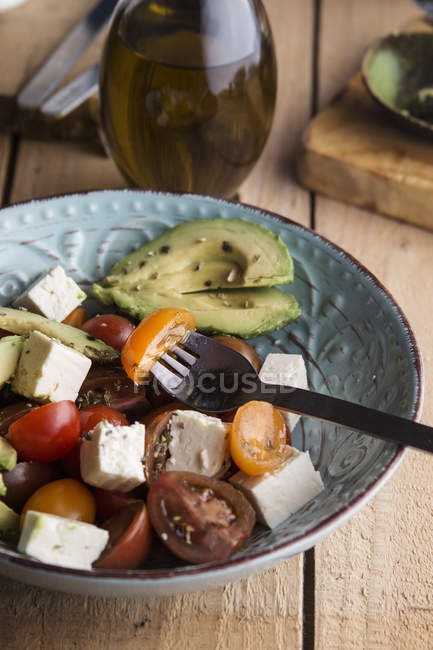 Томатний салат з сиром фета, авокадо — стокове фото