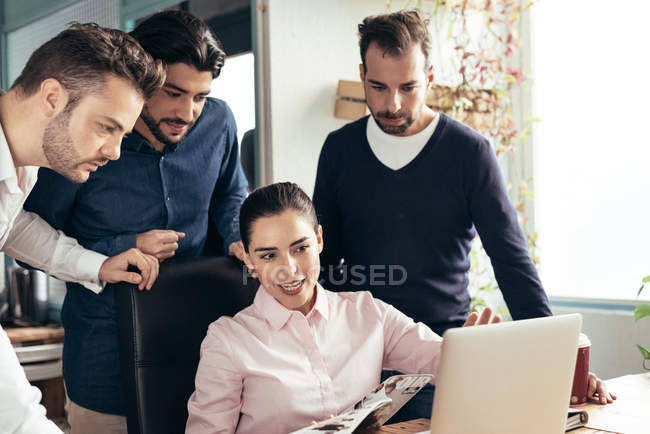 Empresária que se comunica com colegas no local de trabalho no escritório moderno — Fotografia de Stock