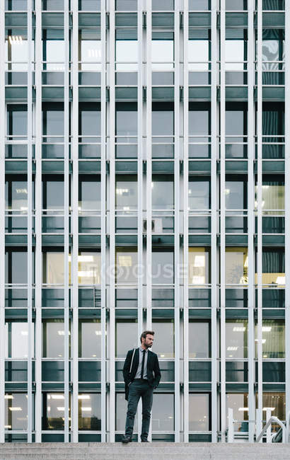 Geschäftsmann in einem Finanzviertel — Stockfoto
