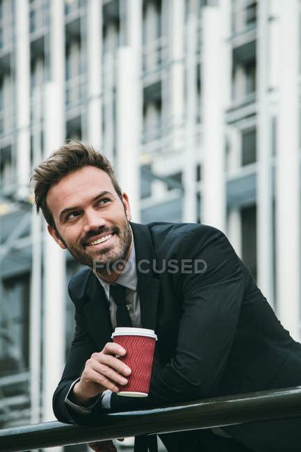 Bello uomo d'affari che beve caffè — Foto stock