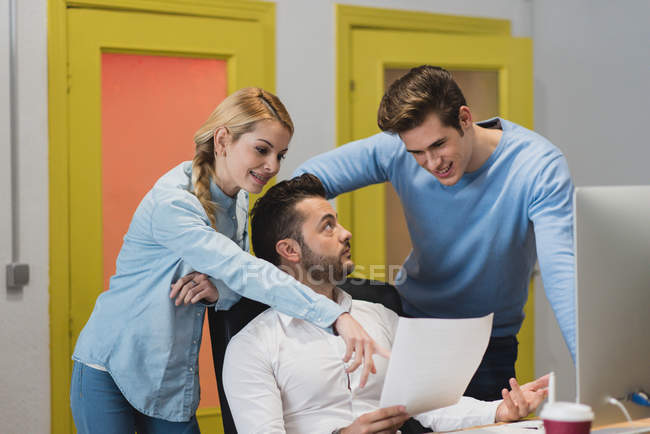 Portrait de gens d'affaires discutant de documents au bureau — Photo de stock