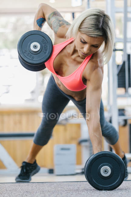 Жінка працює в спортзалі — стокове фото