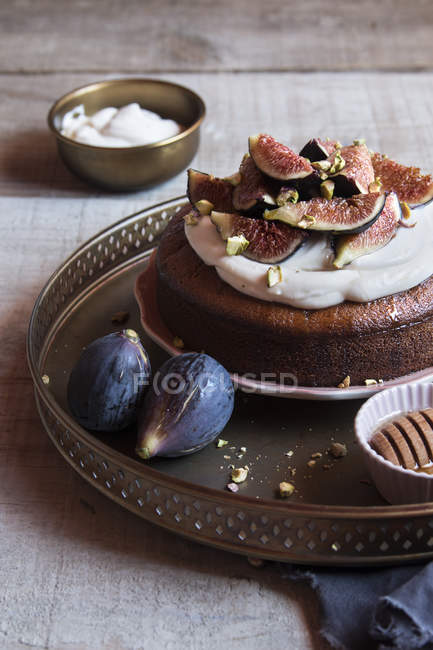 Fig cake with cheese cream — Stock Photo