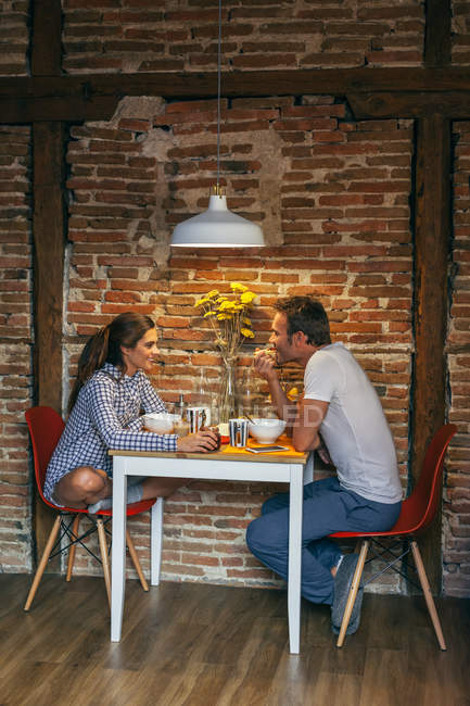 Junges Paar frühstückt — Stockfoto
