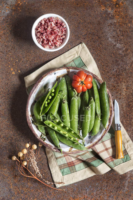 Fresh green peas with ham — Stock Photo