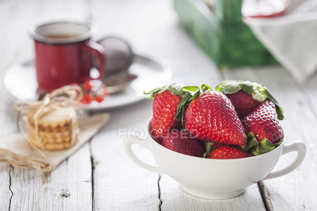 Frische Erdbeeren auf Marmortisch — Stockfoto