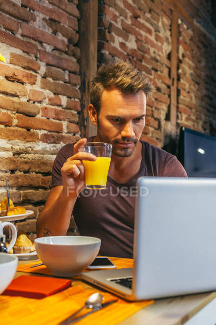 Homme travaillant avec un ordinateur portable — Photo de stock