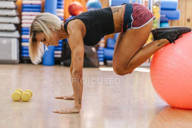 Mulher fazendo exercícios pilates — Fotografia de Stock