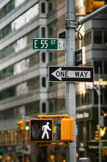 Semaforo e segnaletica a New York — Foto stock