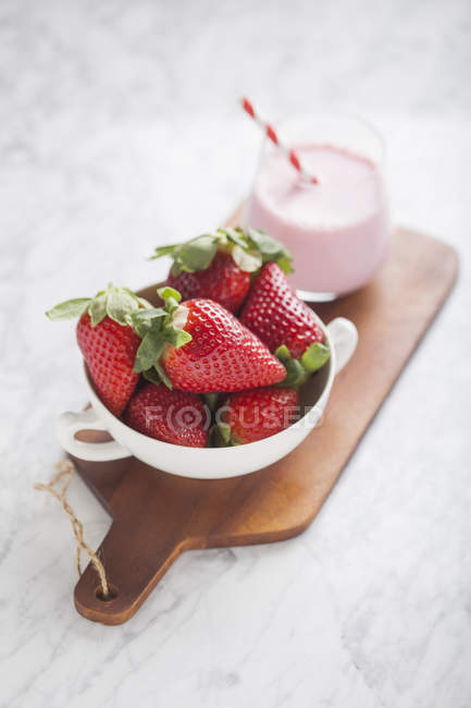 Fresh strawberries and strawberries milkshake — Stock Photo