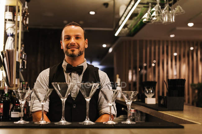 Portrait d'un Barman élégant — Photo de stock
