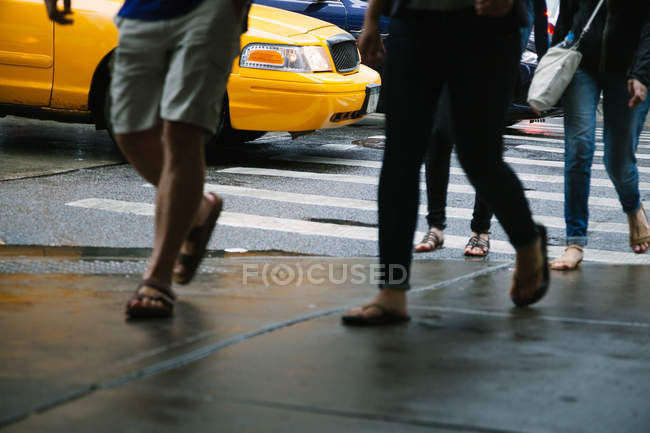 Persone che attraversano la strada — Foto stock