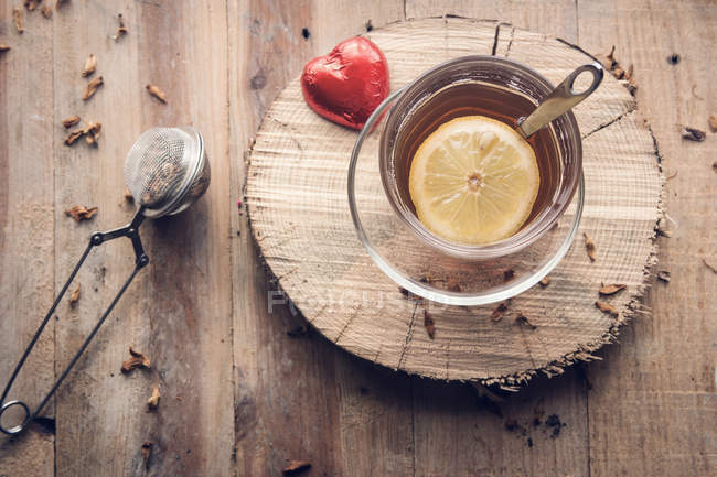 Чай с лимоном и шоколадным красным сердцем — стоковое фото