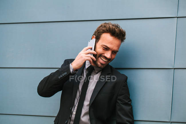 Jeune homme d'affaires parlant par téléphone — Photo de stock