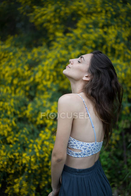 Schönes Mädchen posiert sinnlich im Wald — Stockfoto