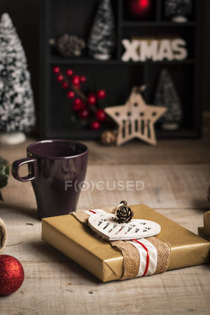 Mujer preparando regalos para las vacaciones de Navidad - foto de stock