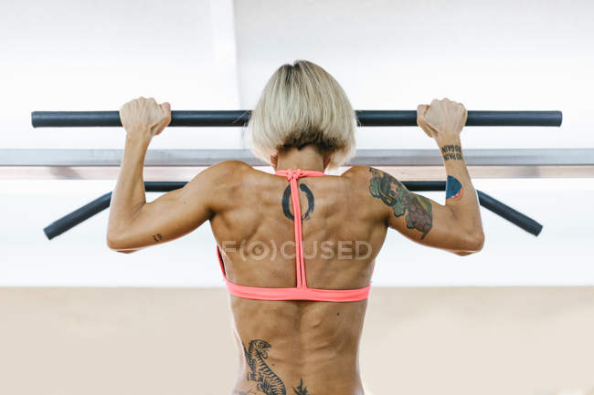 Mulher trabalhando fora no ginásio — Fotografia de Stock