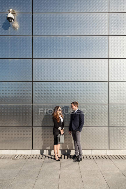 Casal de negócios Falando Além de edifício financeiro — Fotografia de Stock