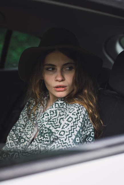 Bella ragazza seduta in macchina — Foto stock
