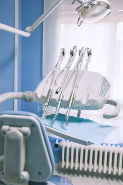 Инструменты на пустом стоматологическом стуле — стоковое фото
