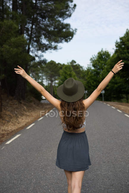 Slim menina posando na estrada — Fotografia de Stock
