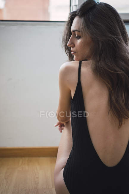 Femme sensuelle en body — Photo de stock