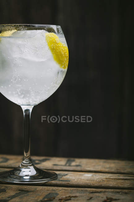 Gin tonic cocktail with lemon — Stock Photo