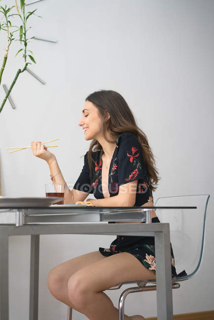 Женщина наслаждается суши — стоковое фото