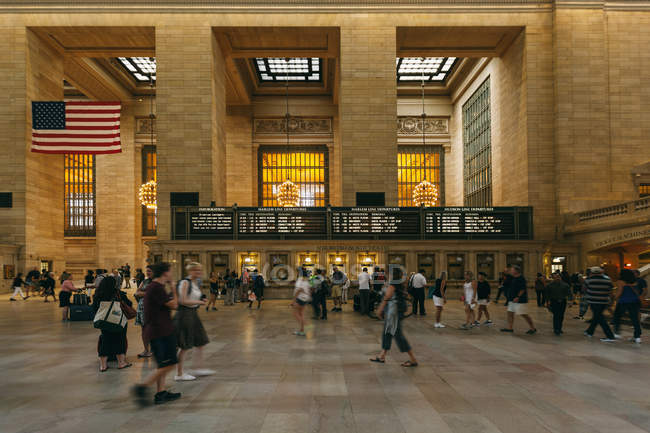 Menschen im großen zentralen Terminal — Stockfoto