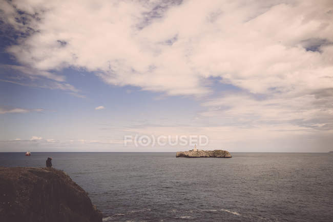 Маяк над камінням на острові — стокове фото