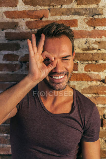 Homem feliz fazendo o sinal ok — Fotografia de Stock