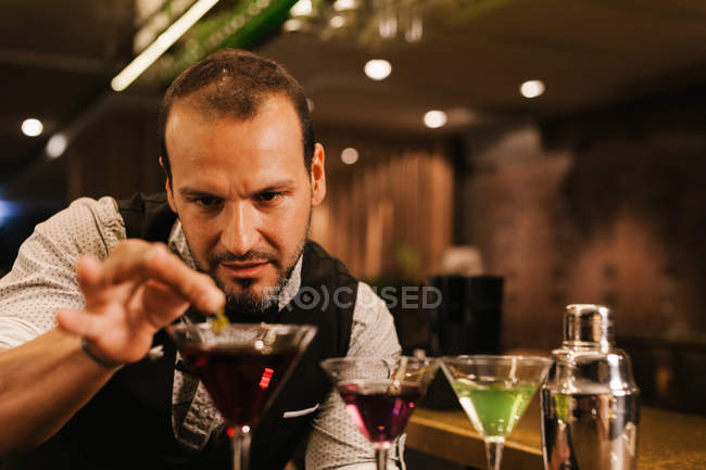 Barman Preparando Cocktails — Fotografia de Stock