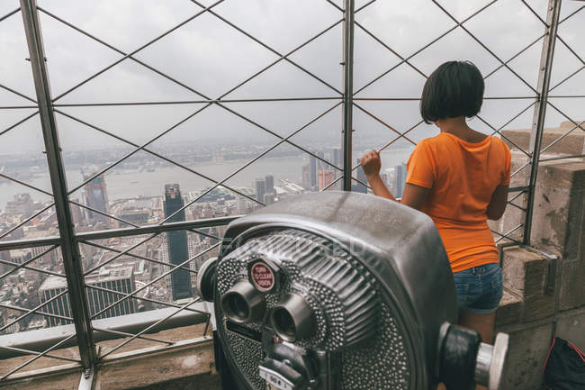 Молодая женщина смотрит на Манхэттен — стоковое фото
