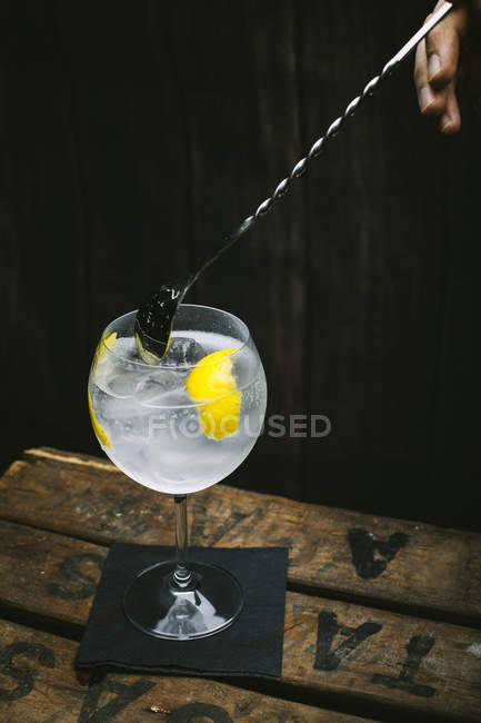 Cóctel Gin tonic con limón - foto de stock