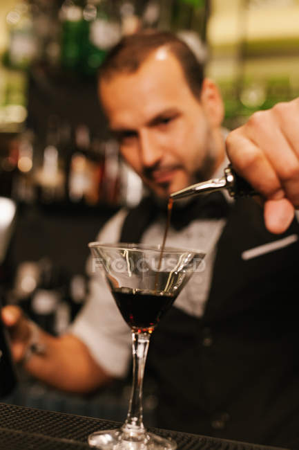 Barman Preparing Cocktails — Stock Photo